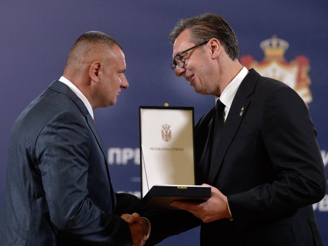 Вучић одликовао Ненада Ђурића (Фото: TANJUG/ RADE PRELIC) - 
