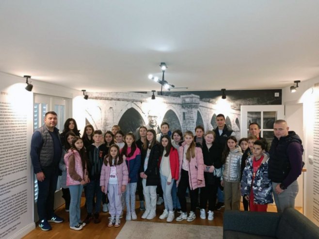 Дјеца са КиМ у Црној Гори Дјеца са КиМ у Црној Гори - Фото: СРНА