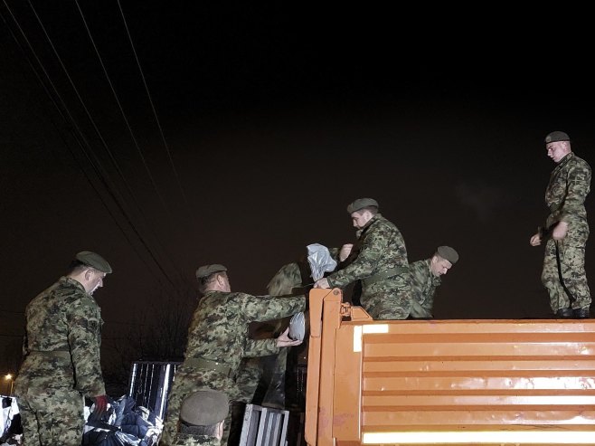 Vojska pomaže mještanima (Foto: TANJUG/ MINISTARSTVO ODBRANE I VOJSKA SRBIJE/ bg) 