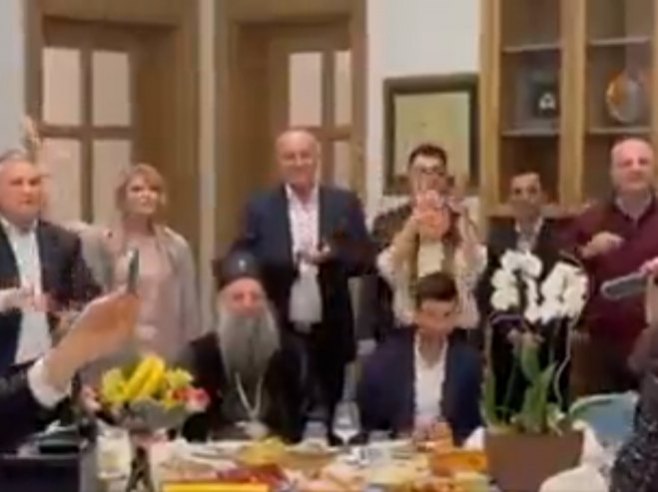 Ђоковићи прославили Аранђеловдан са патријархом Порфиријем (Фото: Screenshot/РТС) Ђоковићи прославили Аранђеловдан са патријархом Порфиријем (Фото: Screenshot/РТС) -