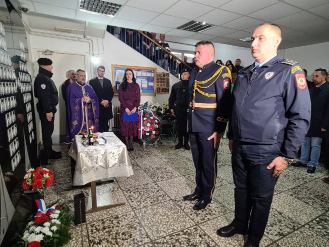 Добој - Полицијска управа - служен парастос за погинуле борце Добој - Полицијска управа - служен парастос за погинуле борце - Фото: СРНА