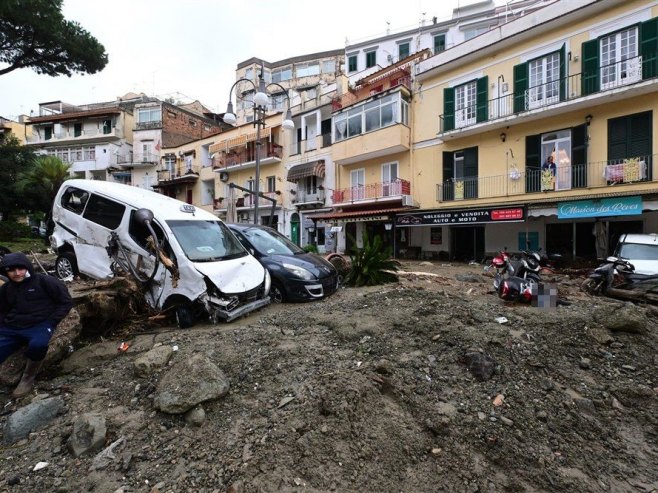 Клизиште у Италији (Фото: EPA-EFE/CIRO FUSCO ITALY OUT) Клизиште у Италији (Фото: EPA-EFE/CIRO FUSCO ITALY OUT) -
