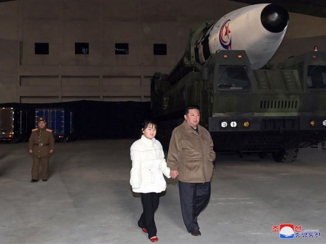 Ким Џонг Ун са кћерком Ју Ае (Фото: PA-EFE/KCNA) Ким Џонг Ун са кћерком Ју Ае (Фото: PA-EFE/KCNA) -