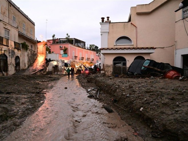 Искија (Фото: EPA-EFE/CIRO FUSCO ITALY OUT) - 