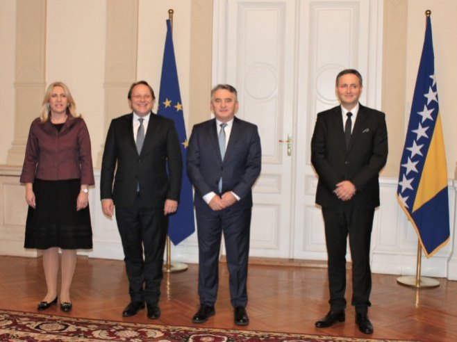 У Сарајеву састанак чланова Предсједиштва са Вархељијем У Сарајеву састанак чланова Предсједиштва са Вархељијем - Фото: РТРС