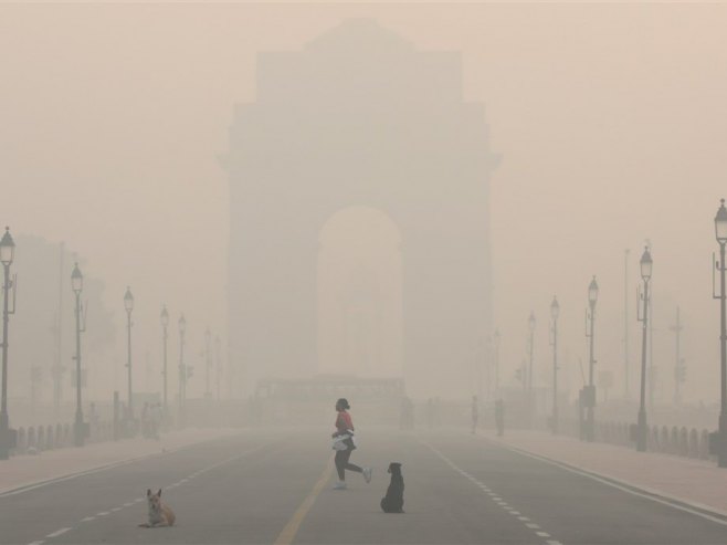 Gust smog prekrio Nju Delhi (Foto: EPA-EFE/RAJAT GUPTA) 