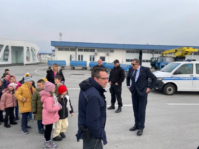 Додик са малишанима на сарајевском аеродорму (фото:twitter.com/MiloradDodik) Додик са малишанима на сарајевском аеродорму (фото:twitter.com/MiloradDodik) -