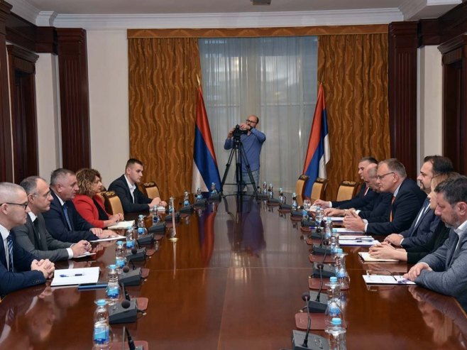Вишковић са представницима Уније удружења послодаваца Вишковић са представницима Уније удружења послодаваца - Фото: РТРС