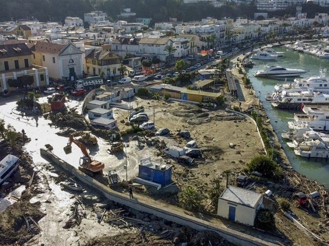 Klizište na Iskiji (Foto: EPA-EFE/CIRO FUSCO ITALY OUT) 