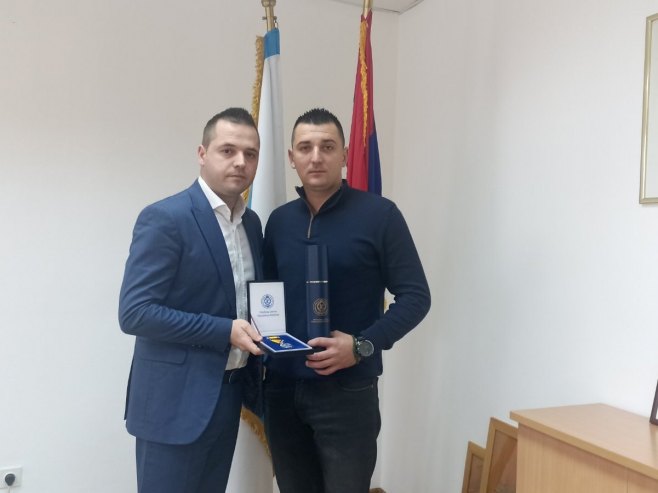 Фоча-уручена постхумна одликовања породицама бораца ВРС Фоча-уручена постхумна одликовања породицама бораца ВРС - Фото: СРНА