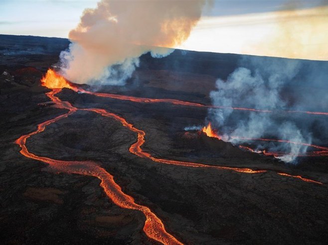 Ерупција вулкана на Хавајима (Фото: EPA-EFE/BRUCE OMORI) - 