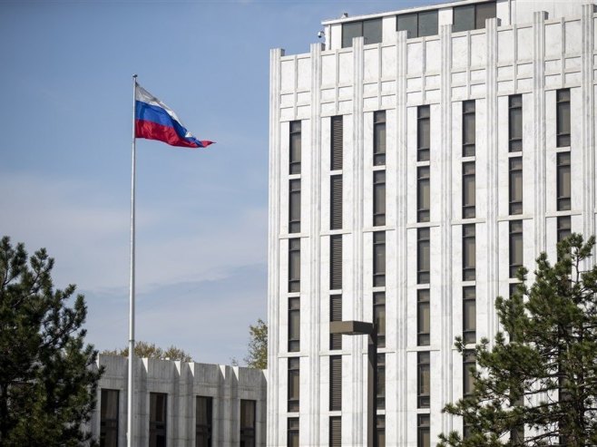 Руска амбасада у Америци (Фото:  EPA-EFE/SHAWN THEW) - 