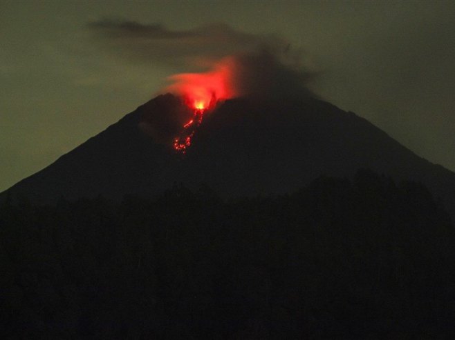 Ерупција вулкана (Фото: илустрација/EPA-EFE/AMMAR) - 
