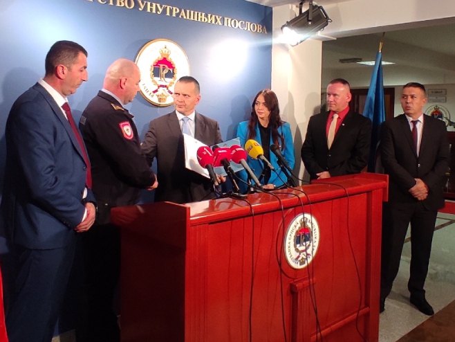 Лукач удијелио захвалницу ПУ Бањалука Лукач удијелио захвалницу ПУ Бањалука - Фото: РТРС