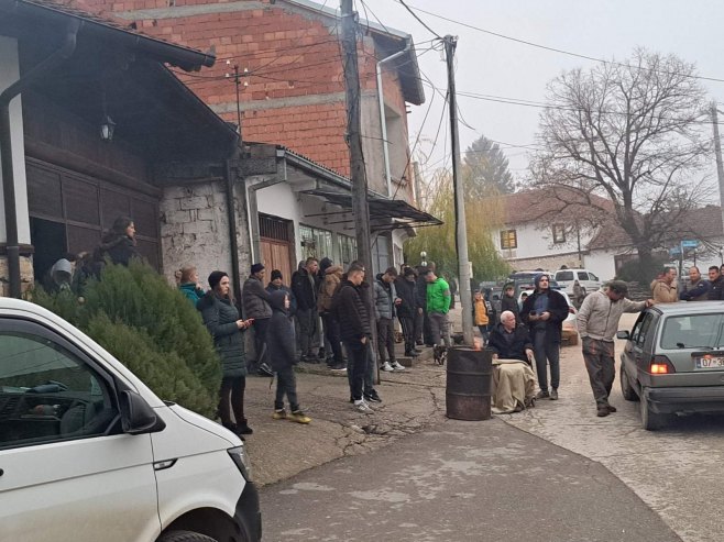 Велика Хоча-домаћинство Петровић, окупљање (Фото: Twitter/@PetkovicPetar) Велика Хоча-домаћинство Петровић, окупљање (Фото: Twitter/@PetkovicPetar) -