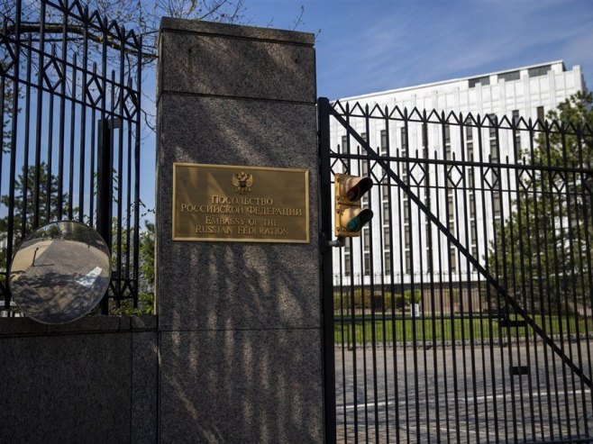 Руска амбасада у Вашингтону (Фото: EPA-EFE/SHAWN THEW) - 
