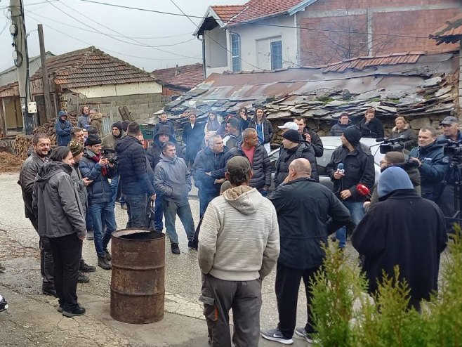 Мјештани Велике Хоче испред домаћинства Петровић - Фото: РТРС