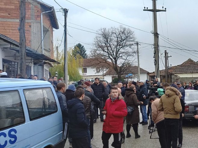 Mještani Velike Hoče ispred domaćinstva Petrović (Foto: RTRS)