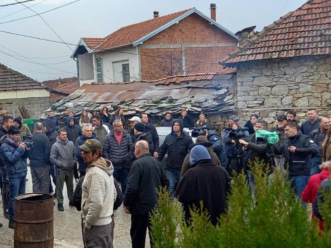 Mještani Velike Hoče ispred domaćinstva Petrović (Foto: RTRS)