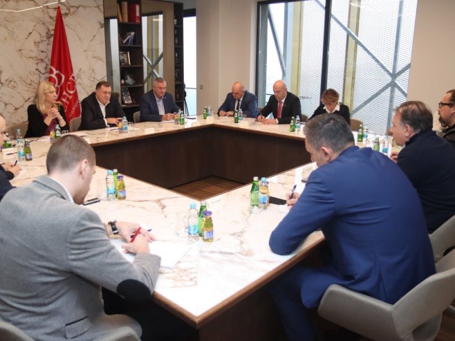 Састанак делегације СНСД-а с представницима "осморке" (фото:twitter/MiloradDodik) Састанак делегације СНСД-а с представницима "осморке" (фото:twitter/MiloradDodik) -