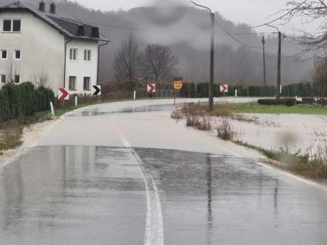 Voda se izlila na saobraćajnicu (Foto: RTRS)