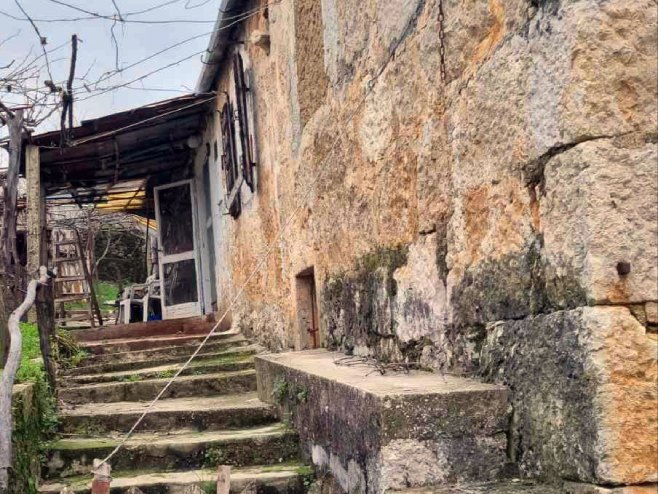 Парох врлички Лазар Пријић обилази српске повратнике Парох врлички Лазар Пријић обилази српске повратнике - Фото: СРНА