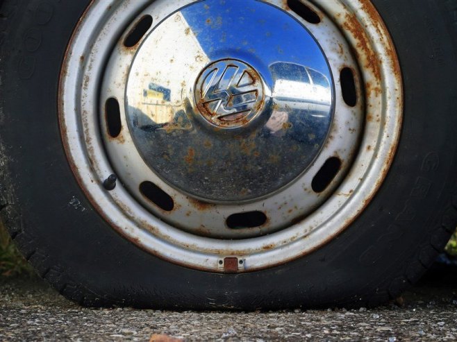 Избушена гума (Фото: EPA/KARL-JOSEF HILDENBRAND, илустрација) - 