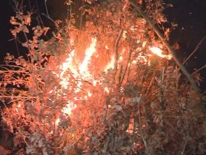 Налагањем бадњака и вечерњим службама прослављено Бадње вече у Мостару