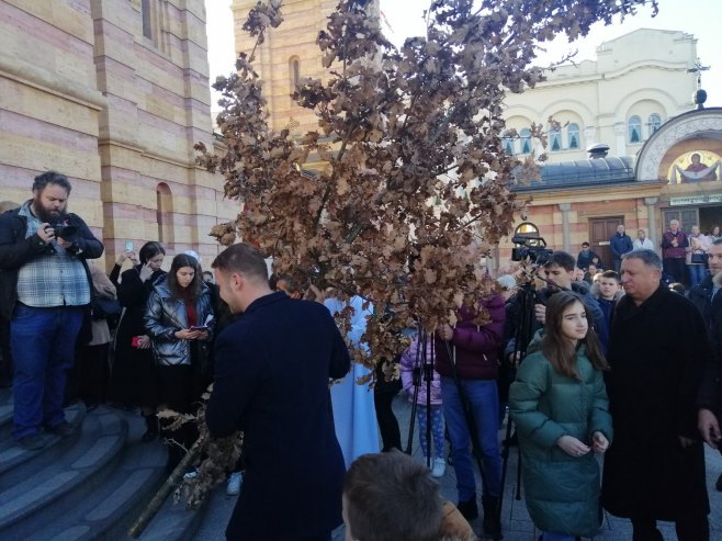 Свечано дочекан бадњак испред Храма Христа Спаситеља у Бањалуци (Фото: РТРС)