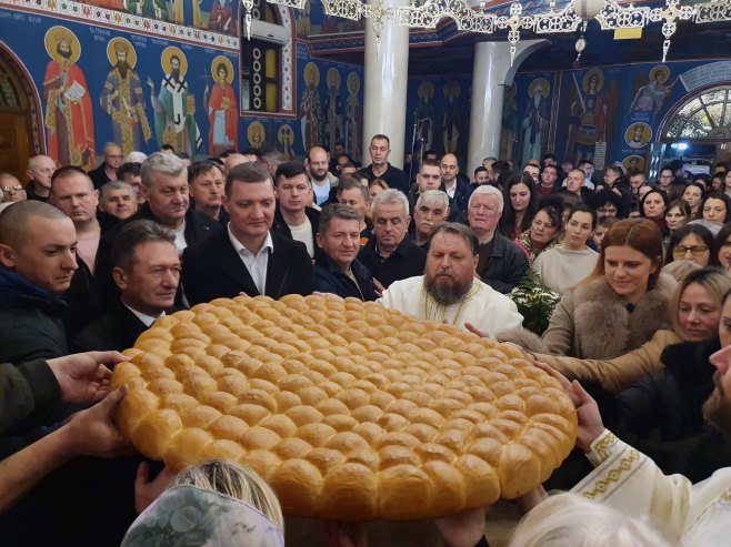 Božić u Ugljeviku, lomljenje česnice, foto Srna