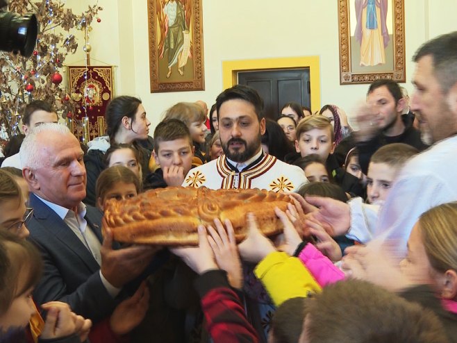 Lomljenje božićne česnice u hramu Svete Petke 
