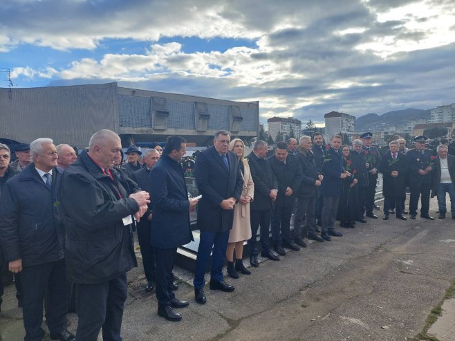 Полагање вијенаца Полагање вијенаца - Фото: РТРС
