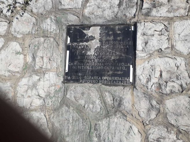Оштећена Спомен плоча на Врацама - Фото: РТРС