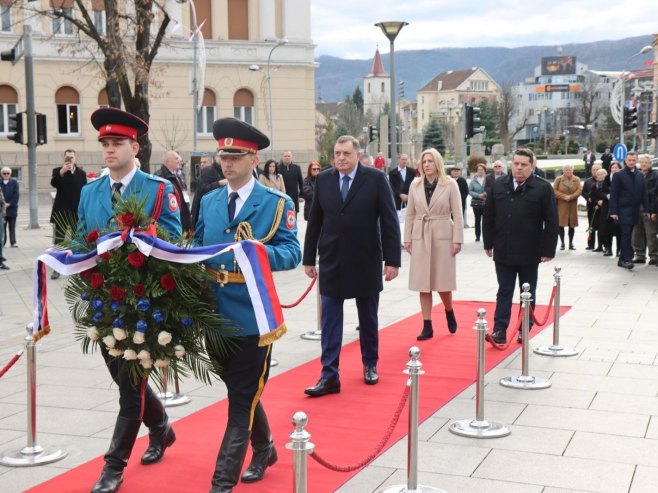 Полагање вијенаца Полагање вијенаца - Фото: РТРС