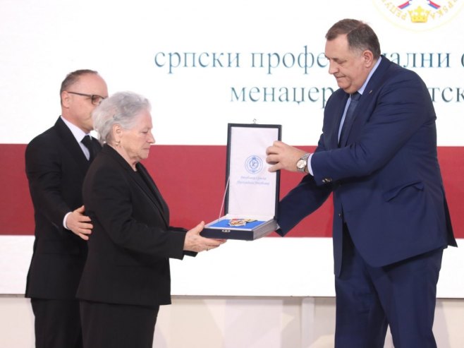 Синиши Михајловићу Орден заставе Српске са златнин вијенцем Синиши Михајловићу Орден заставе Српске са златнин вијенцем - Фото: