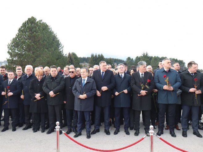 Полагање вијенаца Полагање вијенаца - Фото: