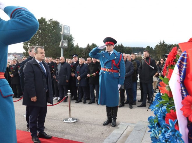 Polaganje vijenaca (foto: predsjednikrs.net )