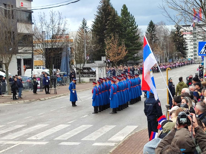 Свечани дефиле Свечани дефиле - Фото: РТРС