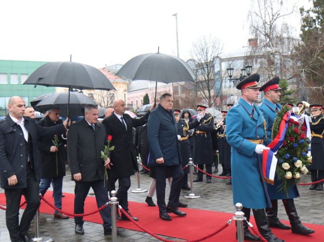 Полагање вијенаца у Брчком Полагање вијенаца у Брчком - Фото: