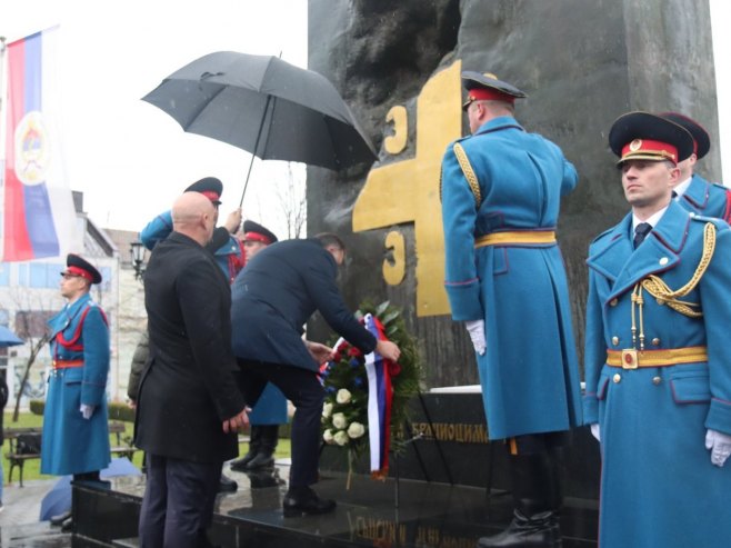 Полагање вијенаца у Брчком (Фото: predsjednikrs.net)