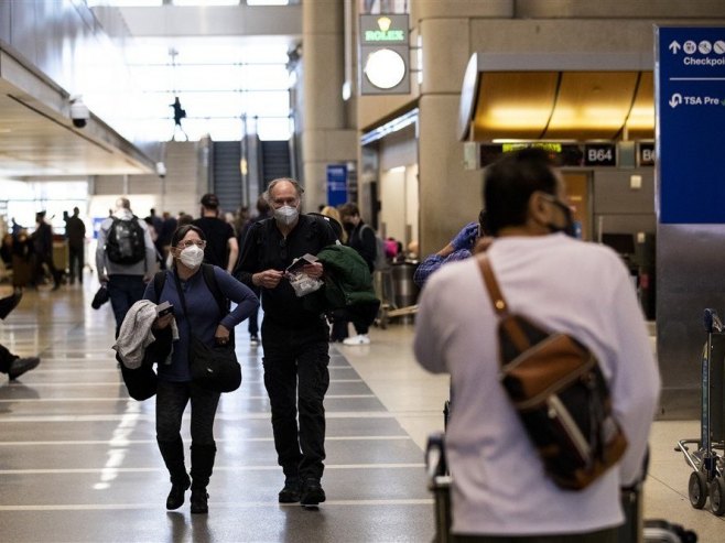 Ношење маски на аеродрому (Фото: EPA/ETIENNE LAURENT) - 