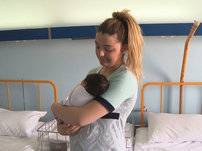 Мама Маја Ракић и беба Милица Ракић - Фото: РТРС