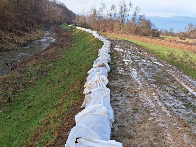 Preventivno punjenje vreća - selo Draksenić - Foto: RTRS Preventivno punjenje vreća - selo Draksenić - Foto: RTRS