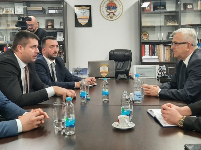Недељко Чубриловић са руководством Источно Ново Сарајево Недељко Чубриловић са руководством Источно Ново Сарајево - Фото: РТРС