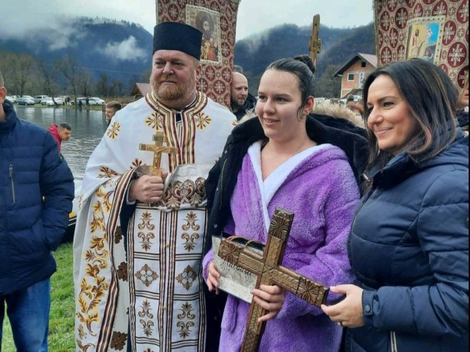 Plivanje za Časni krst u Јezeru (Foto: RTRS)