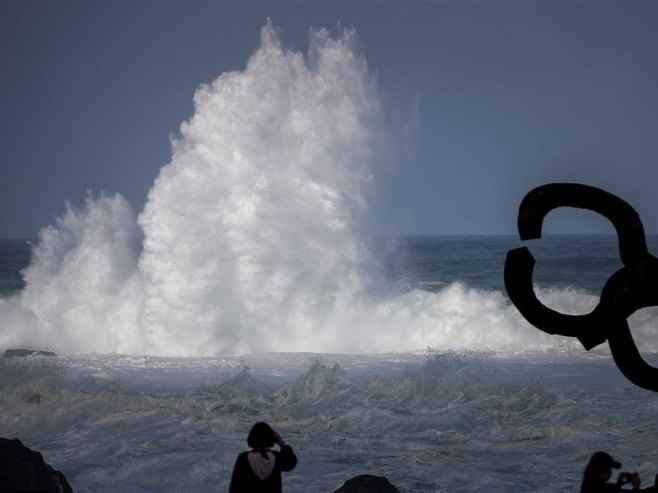 Немирно море (фото: EPA-EFE/JAVIER ETXEZARRETA) - 