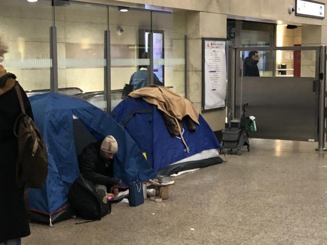 Migranti i prosjaci u metrou