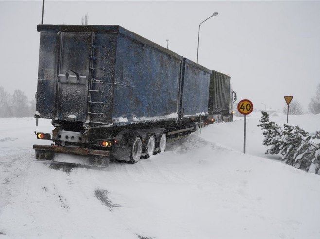 Камион у снијегу (Фото: илустрација/EPA-EFE/ERIK ABEL SWEDEN OUT) - 