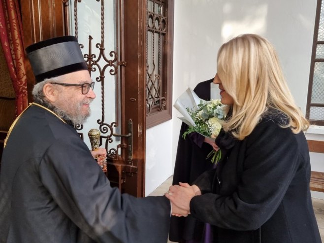 Цвијановићева са епископом Лукијаном Цвијановићева са епископом Лукијаном -