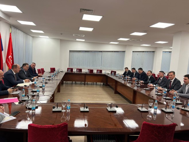 Милорад Додик са посланицима СНСД-а из Источног Сарајева (Фото: twitter.com/MiloradDodik) Милорад Додик са посланицима СНСД-а из Источног Сарајева (Фото: twitter.com/MiloradDodik) -